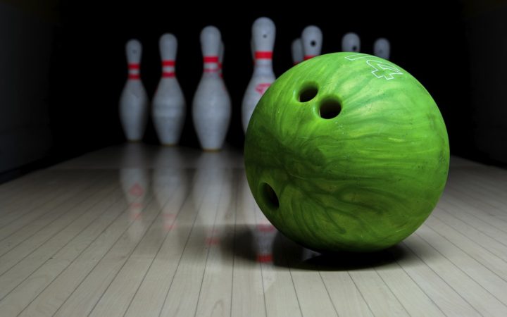 Bowlingbal en kegels op een baan