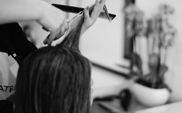 Kapper knipt haar in de salon