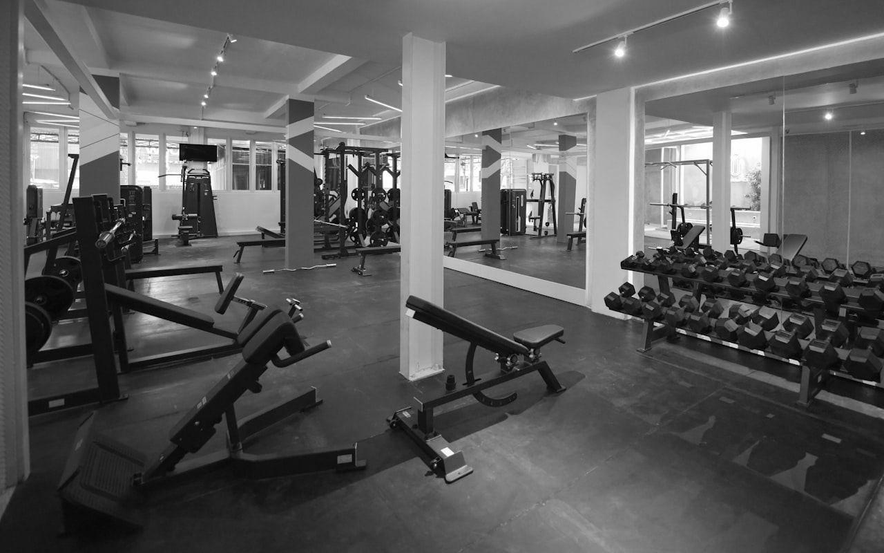 Sportschool met fitnessapparaten