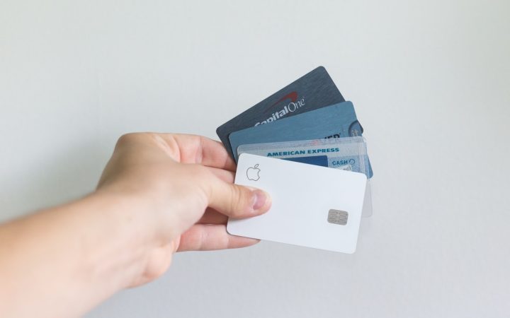 Creditcards in de hand