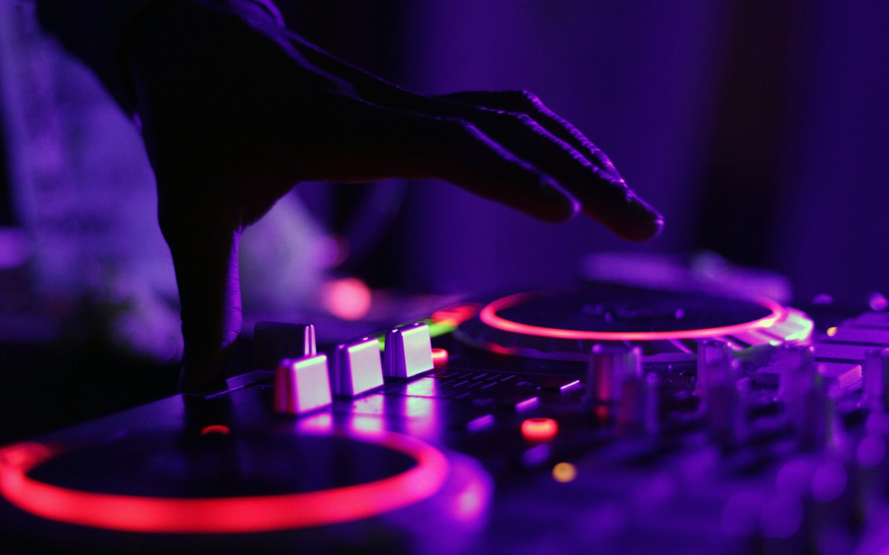 Dj aan het werk