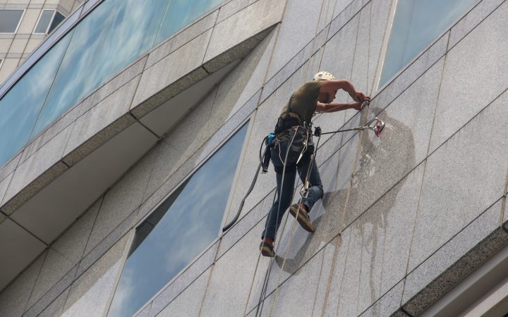 Glazenwasser aan een hoog gebouw