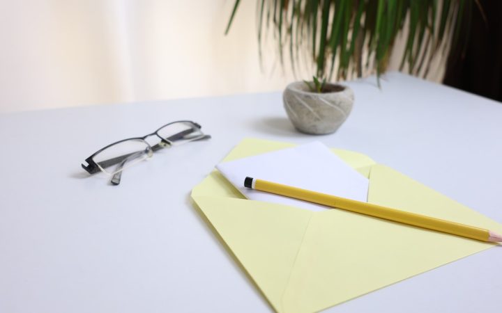 Envelop met brief op een bureau