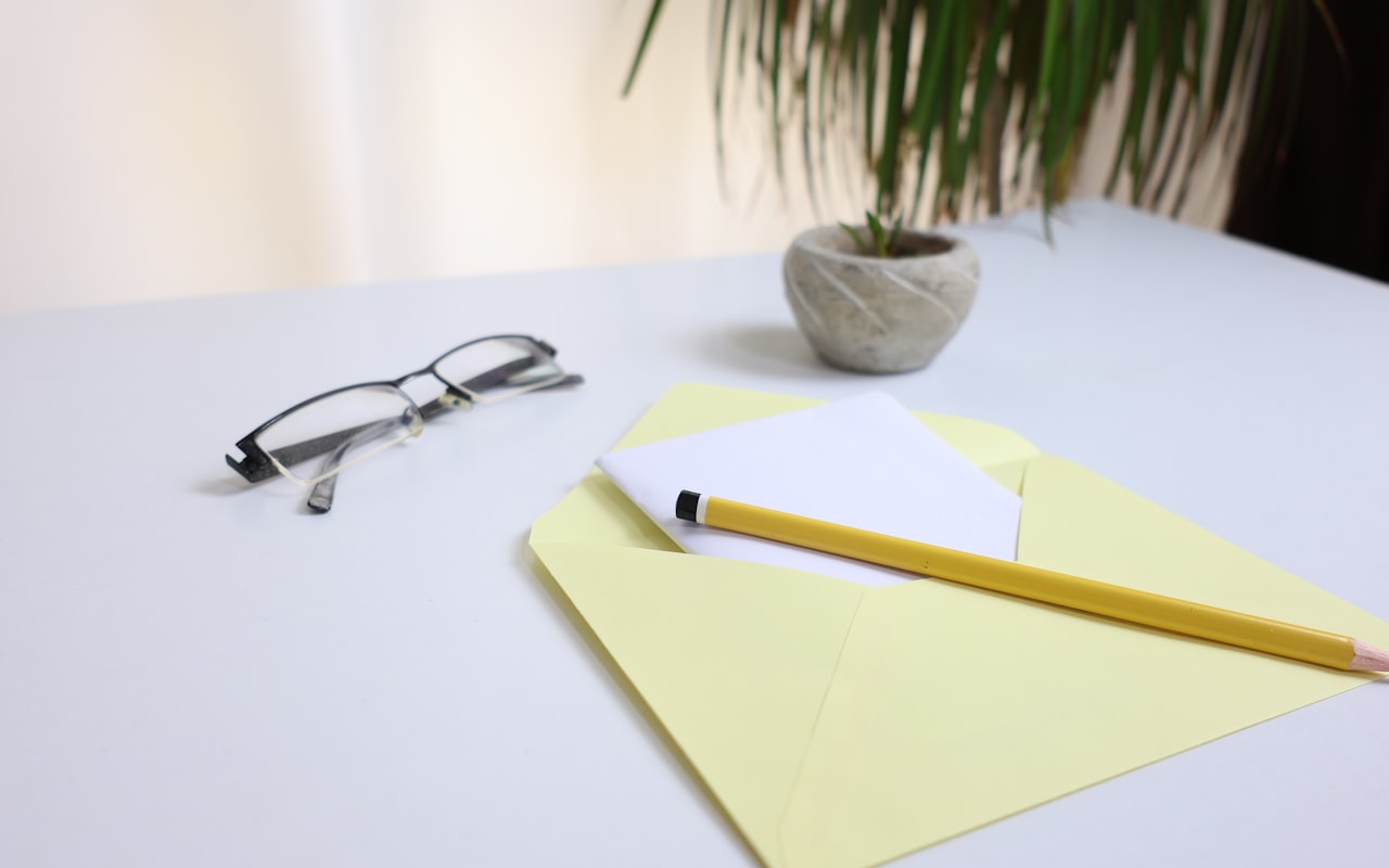 Envelop met brief op een bureau