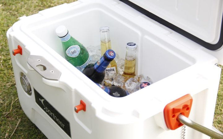 Koelbox met ijs en drankjes