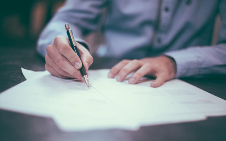 Een document ondertekenen bij de notaris