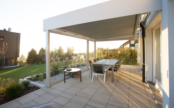Terras met overkapping in de tuin