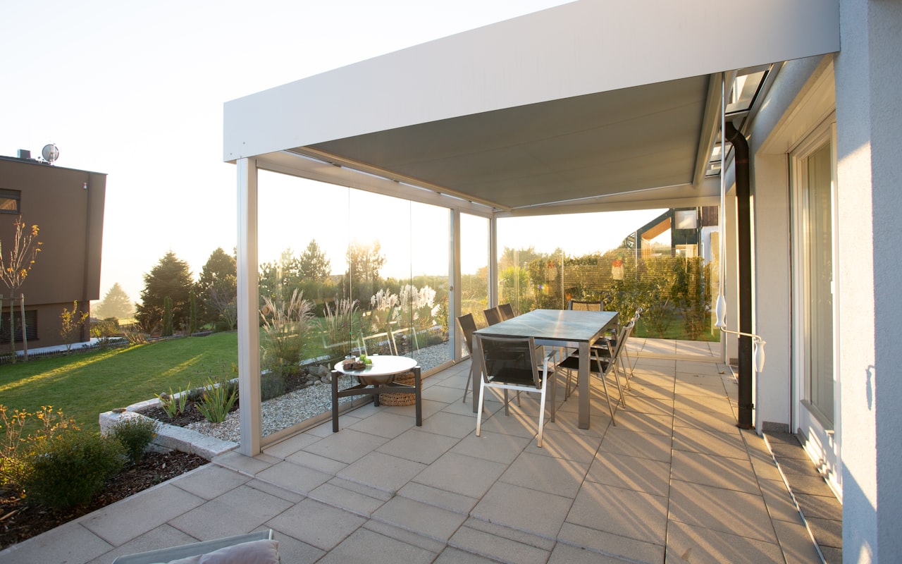 Terras met overkapping in de tuin