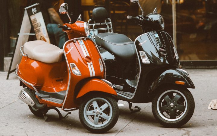 Geparkeerde scooters op straat
