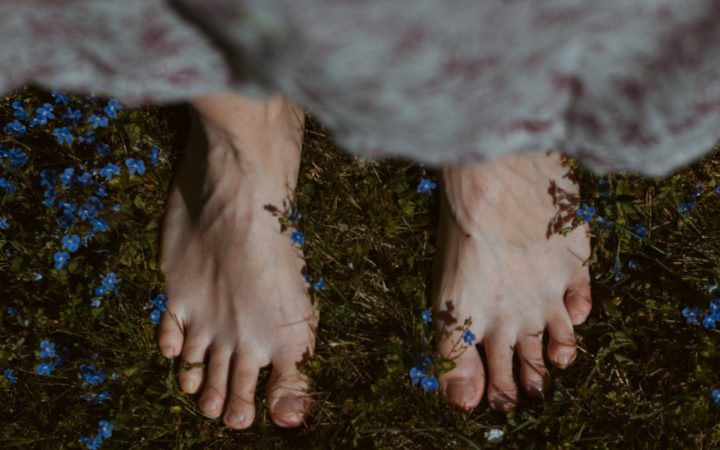 Blote voeten op gras, gezonde voeten