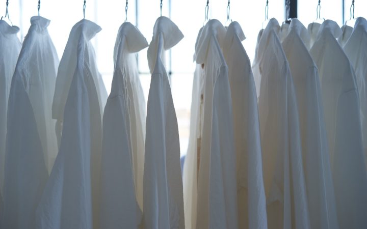 Overhemden aan hangers