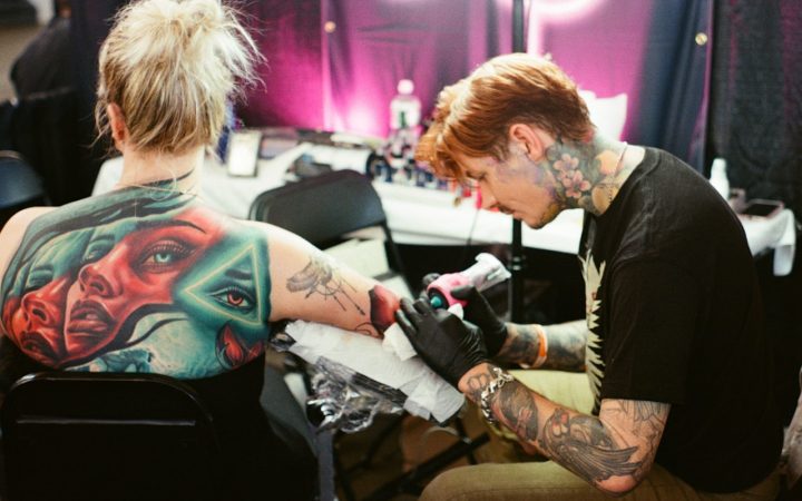 Tattoo-artiest aan het werk