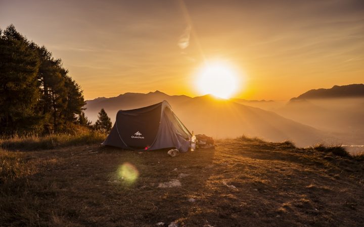 Tent in de bergen bij zonsopgang