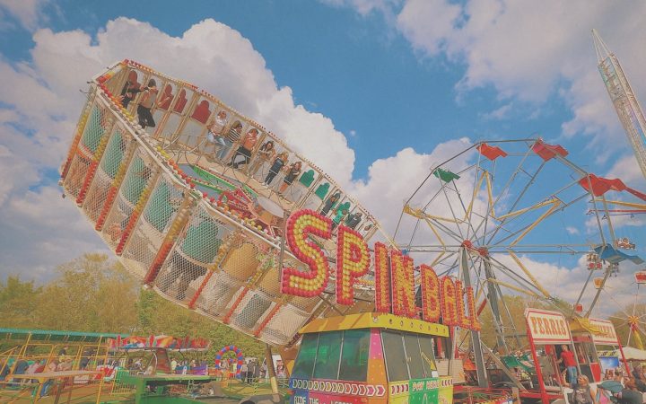 Kermisattractie in een pretpark