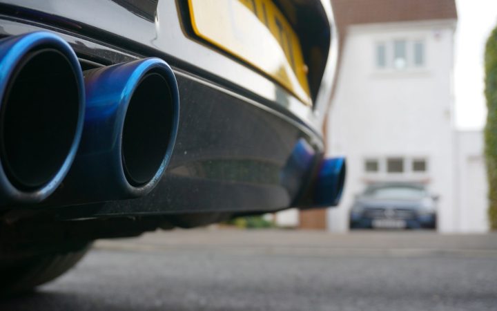 Dubbele uitlaat van een auto