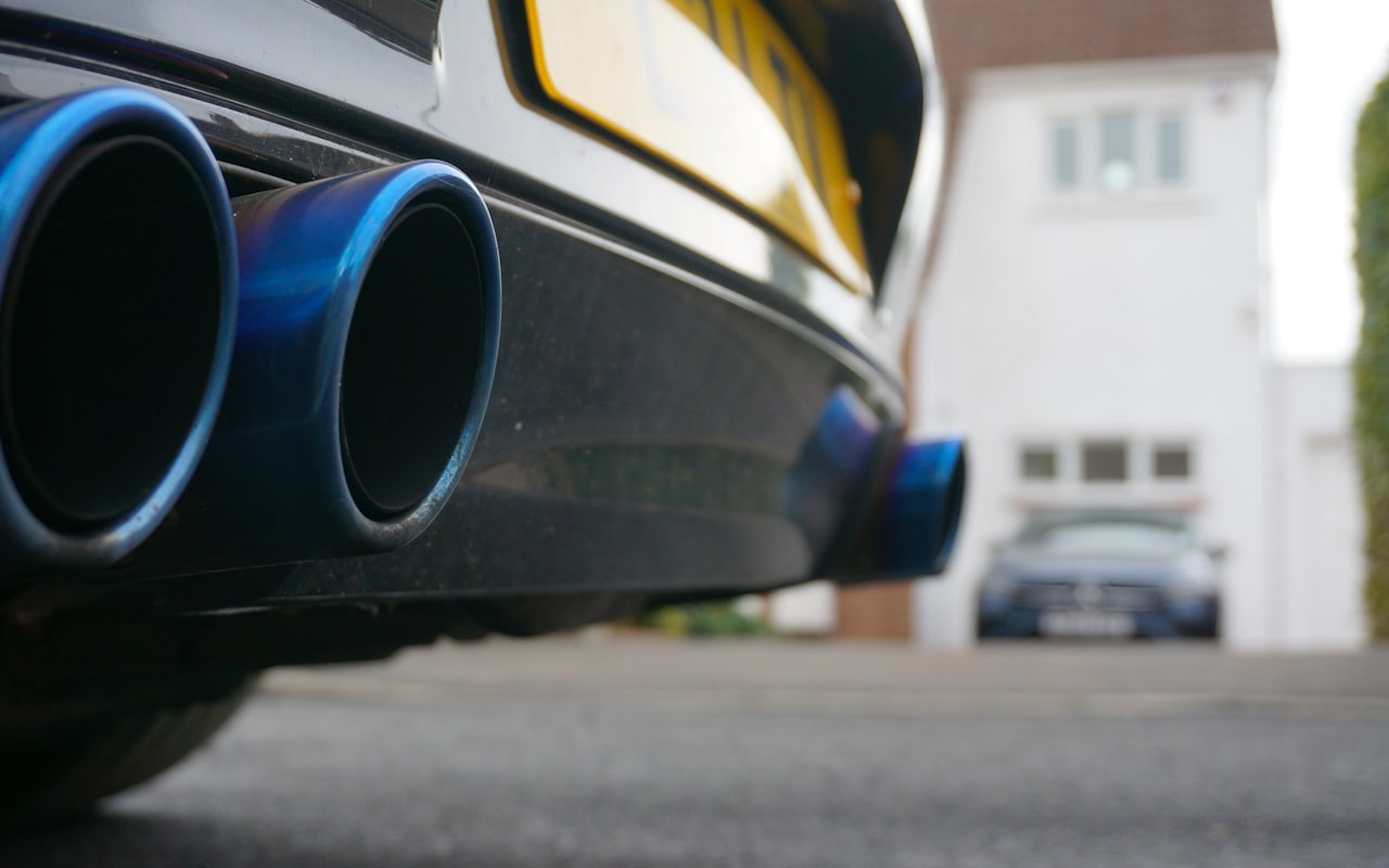 Dubbele uitlaat van een auto