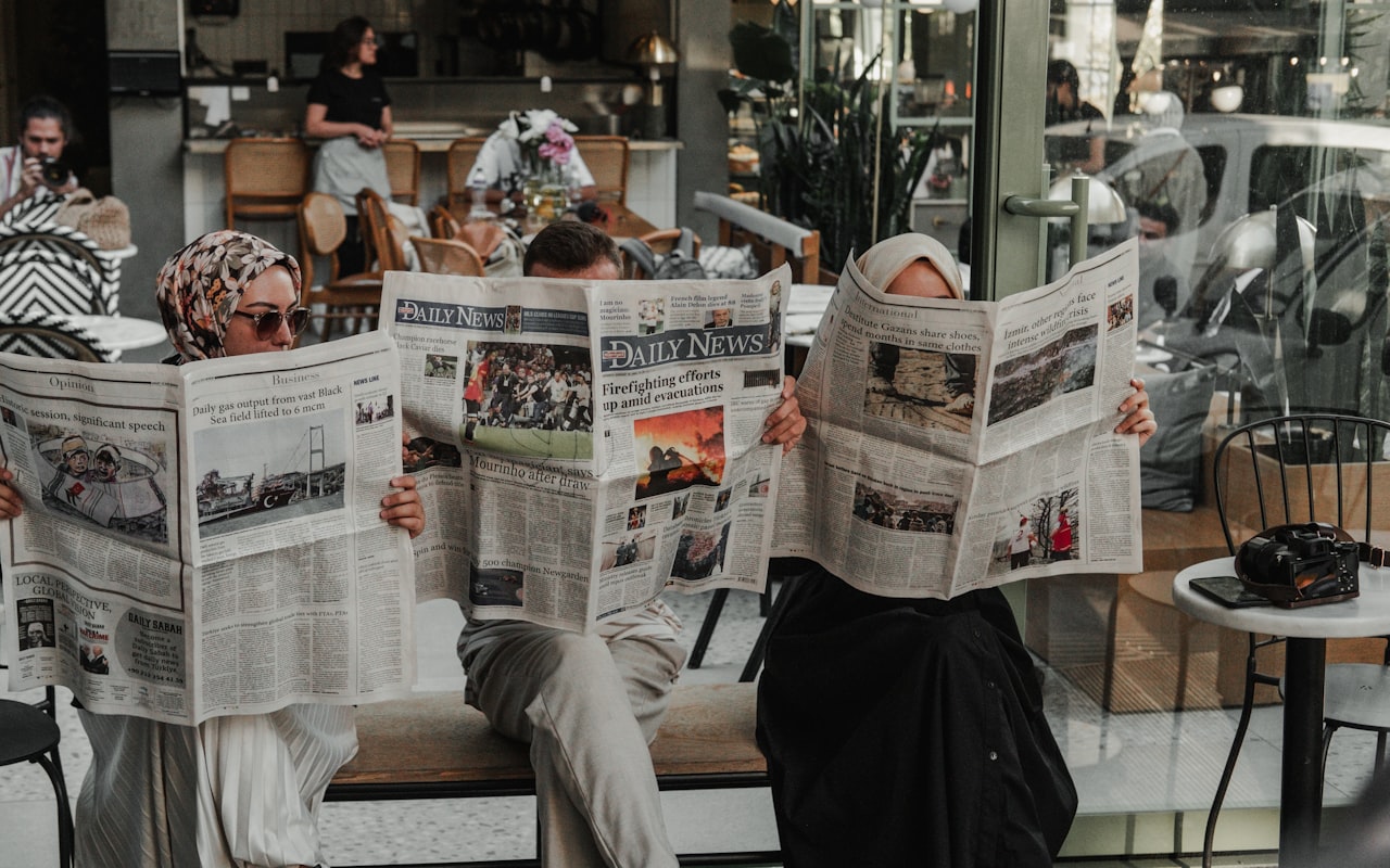 Mensen lezen de krant