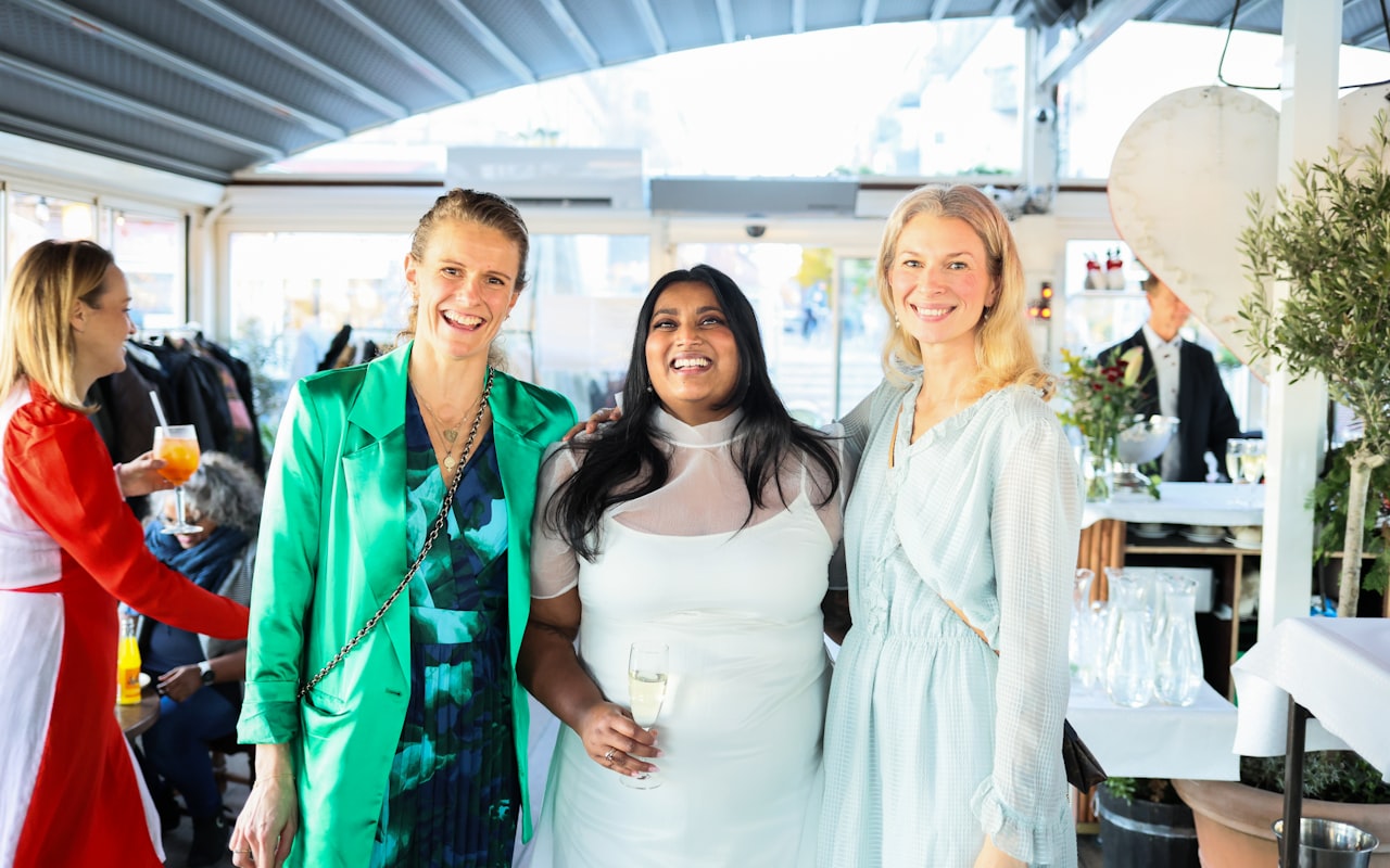 Vrouwen vieren feest met bubbels