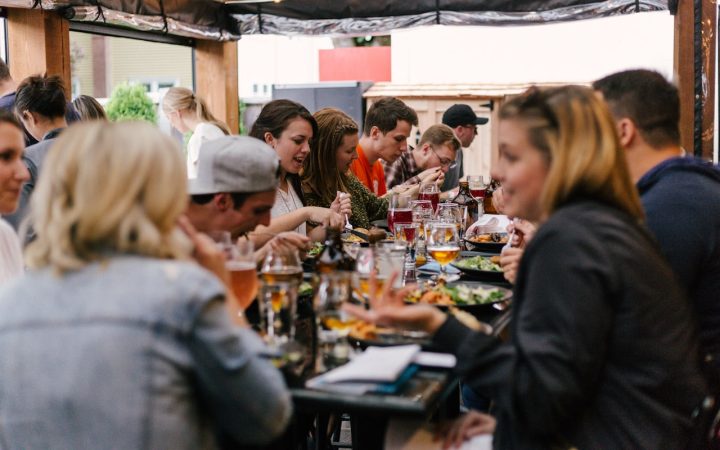 Mensen aan tafel die samen eten