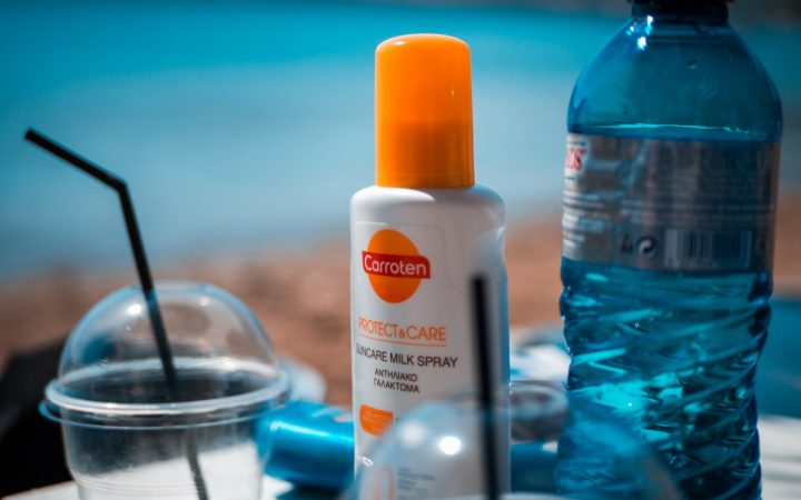 Zonnebrandspray op het strand