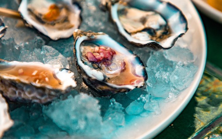Verse oesters op een schaal