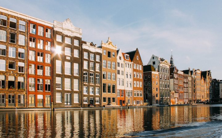 Grachtenpanden langs een Amsterdamse gracht