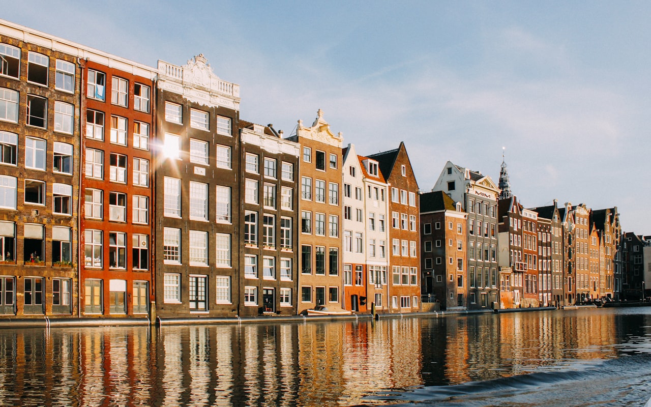 Grachtenpanden langs een Amsterdamse gracht