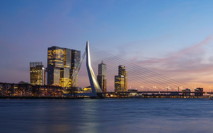 Skyline van Rotterdam met moderne hoogbouw