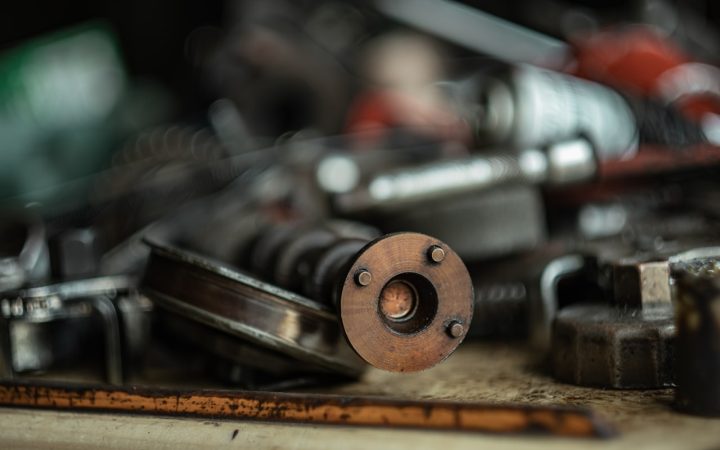Monteurs werken aan een auto in een garagewerkplaats