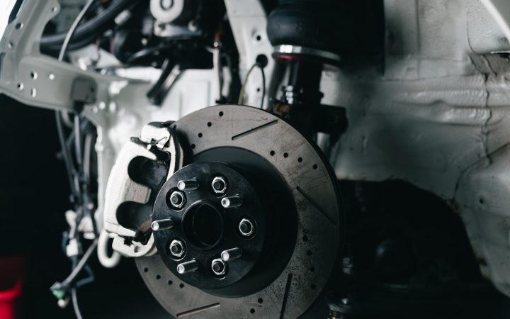 Close-up van remschijf en remklauw van een auto