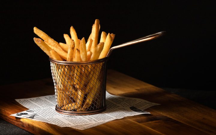 Klein mandje friet, een portie voor een tot twee personen