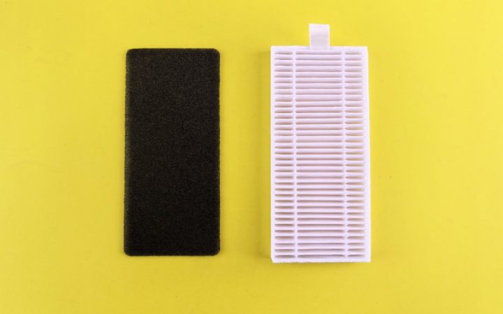 Zwart koolstoffilter naast een wit HEPA-filter